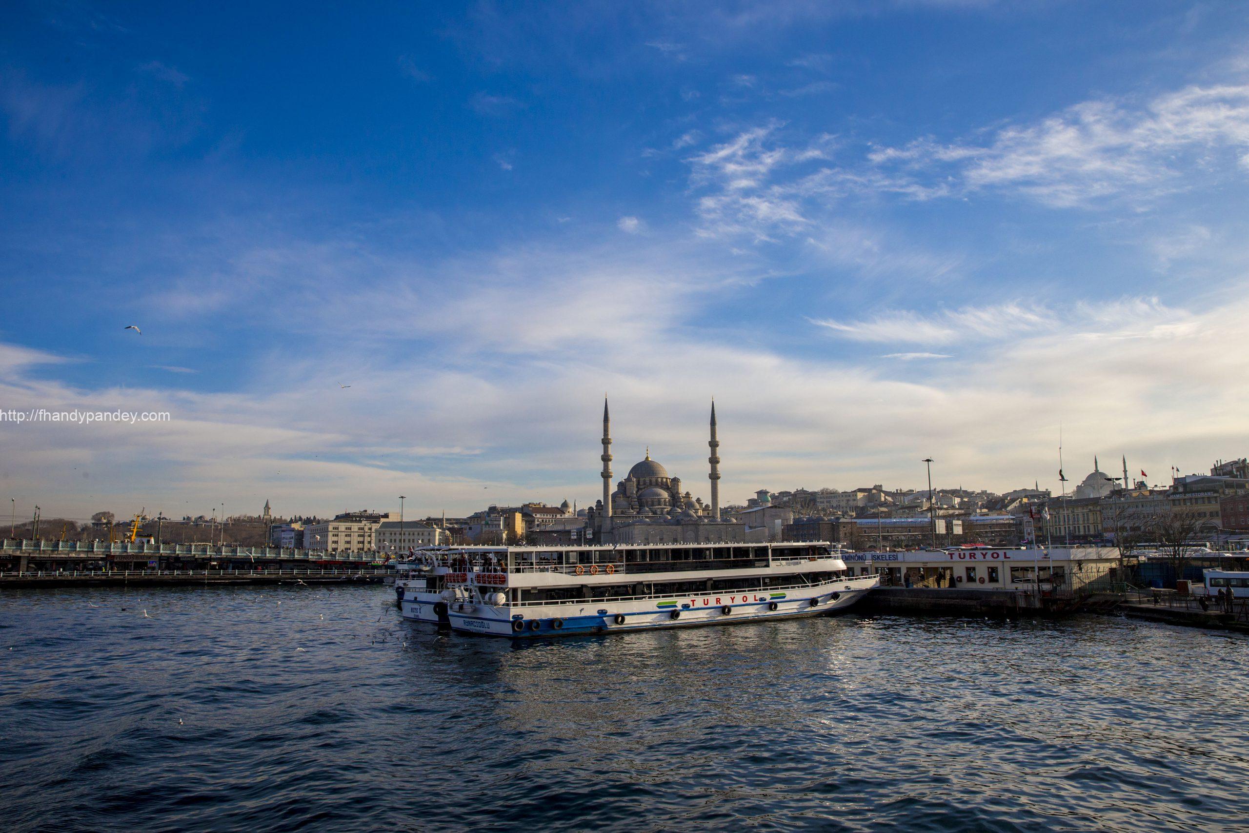 Views Foto salah satu kapal cruise dengan latar belakang New Mosque.